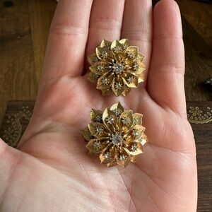vintage Amerique gold-tone flower clip-on earrings